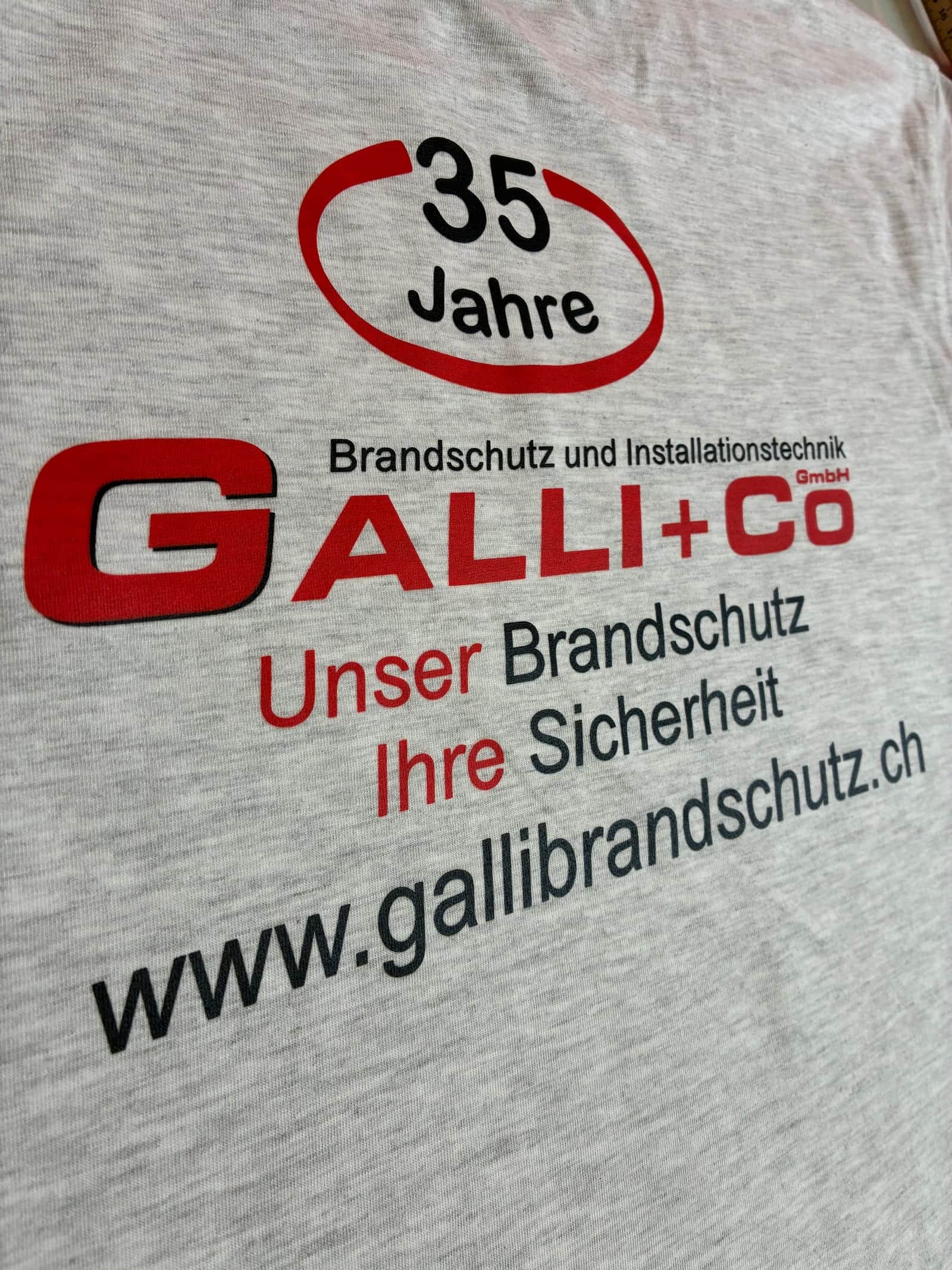 Gestickte Jubiläums-Textilie mit Firmenschriftzug, Stickerei Untervaz
